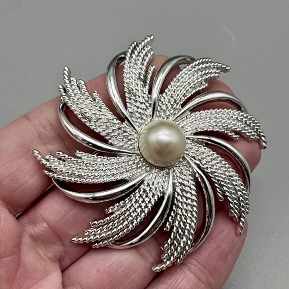 Vintage Silver Tone Sarah Coventry Pearl Flower Brooch Pin, 2 1/4" - Picture 2 of 4